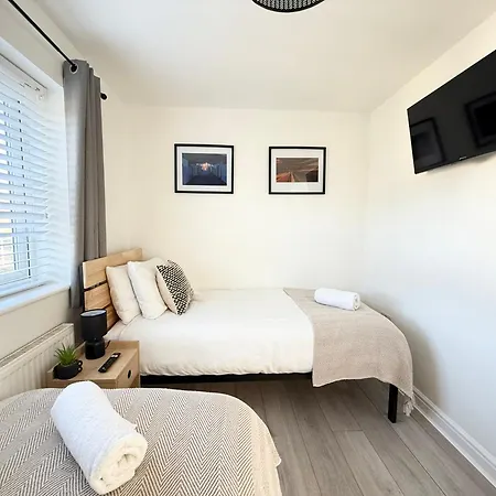 Comfy 2 Bed Home - Port Talbot - 10 Min Walk From Beach Exterior photo