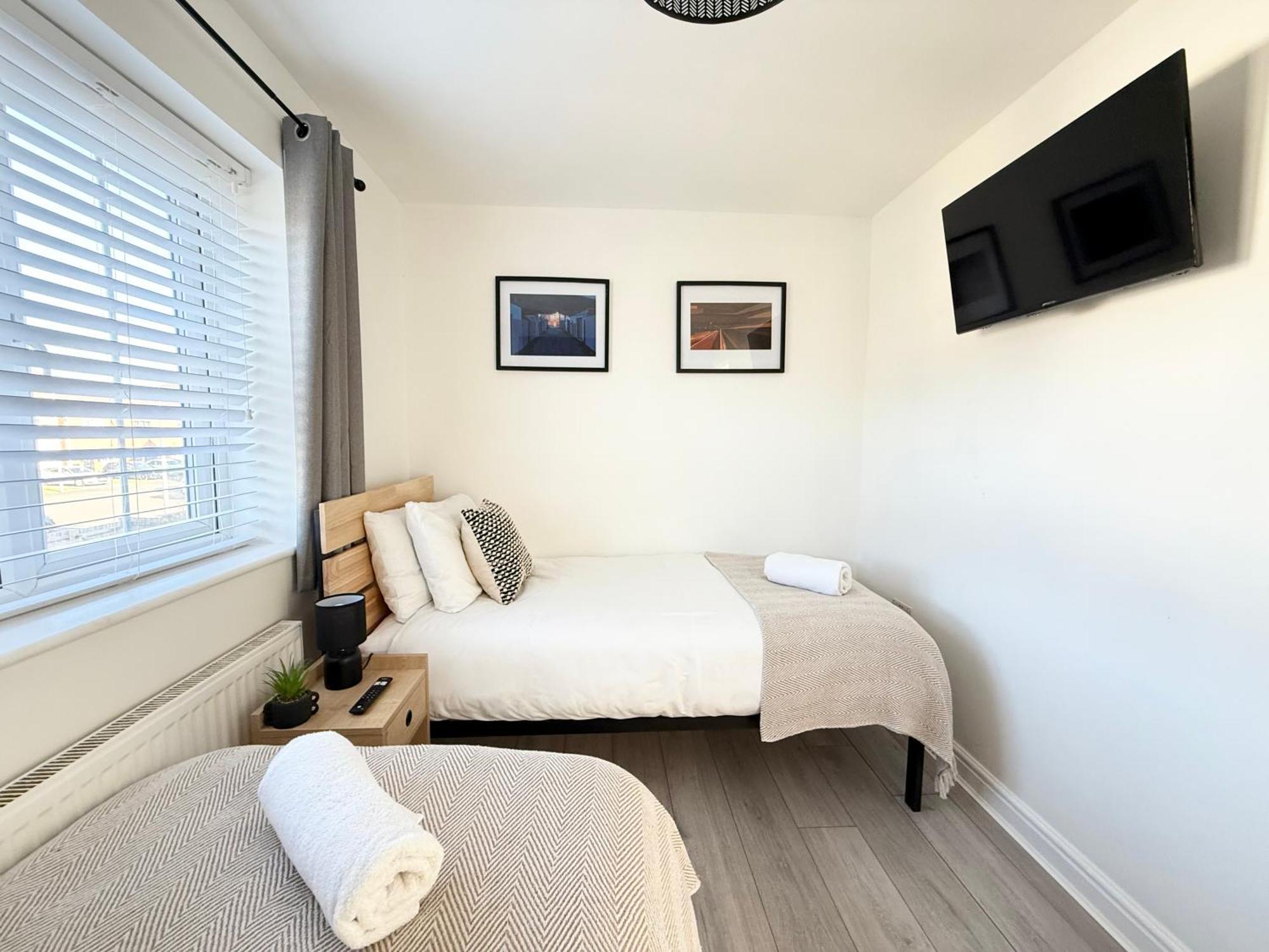 Comfy 2 Bed - - 10 Min Walk From Holiday home *