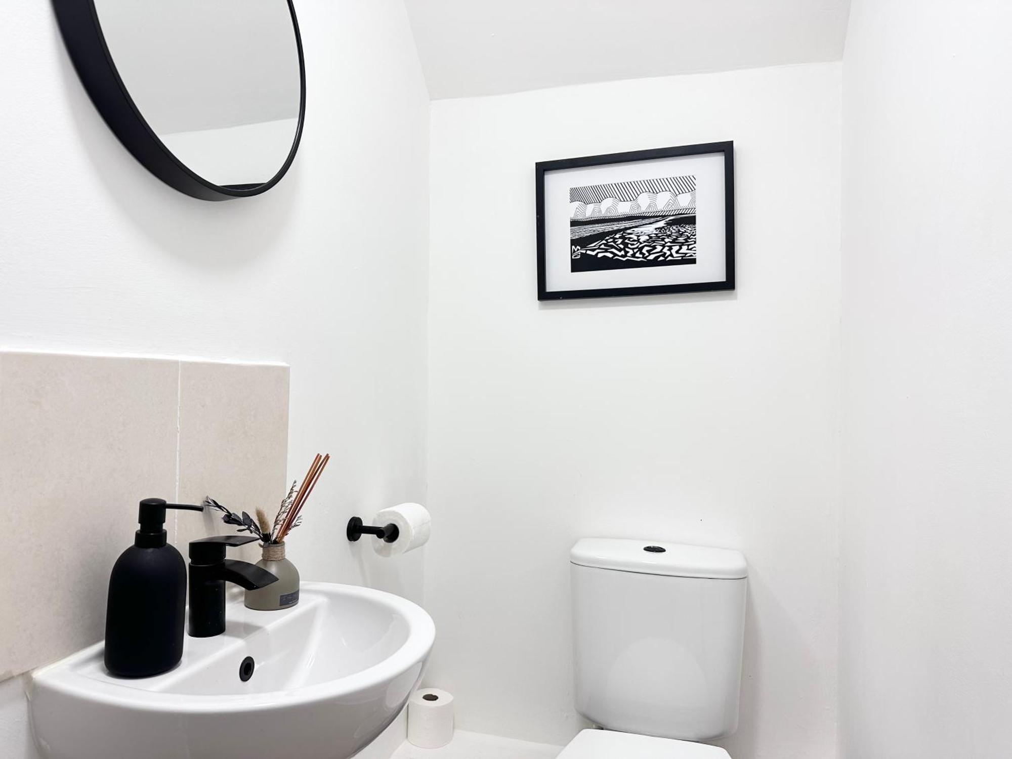 Holiday home Comfy 2 Bed - - 10 Min Walk From *
