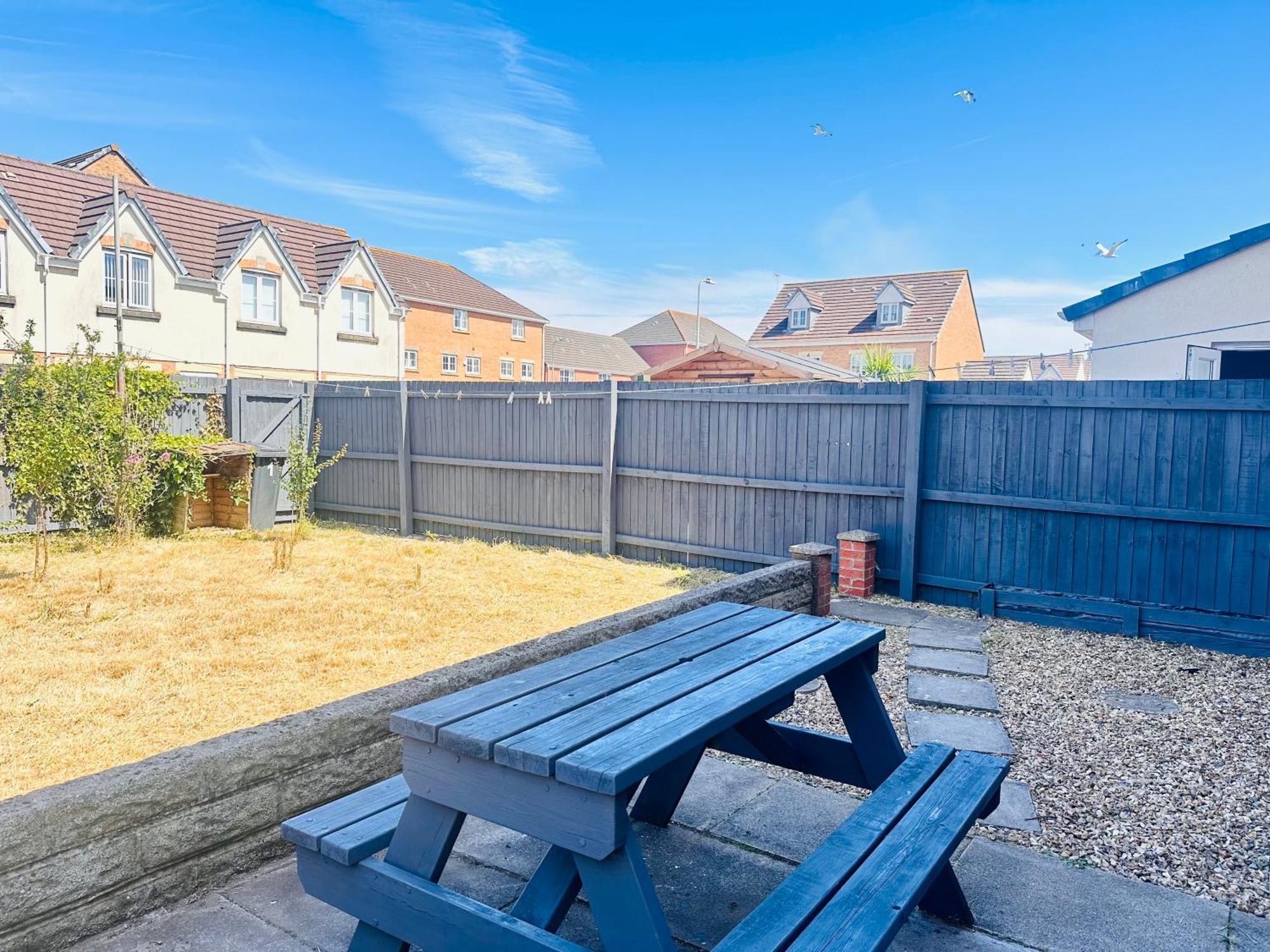 Comfy 2 Bed - - 10 Min Walk From *