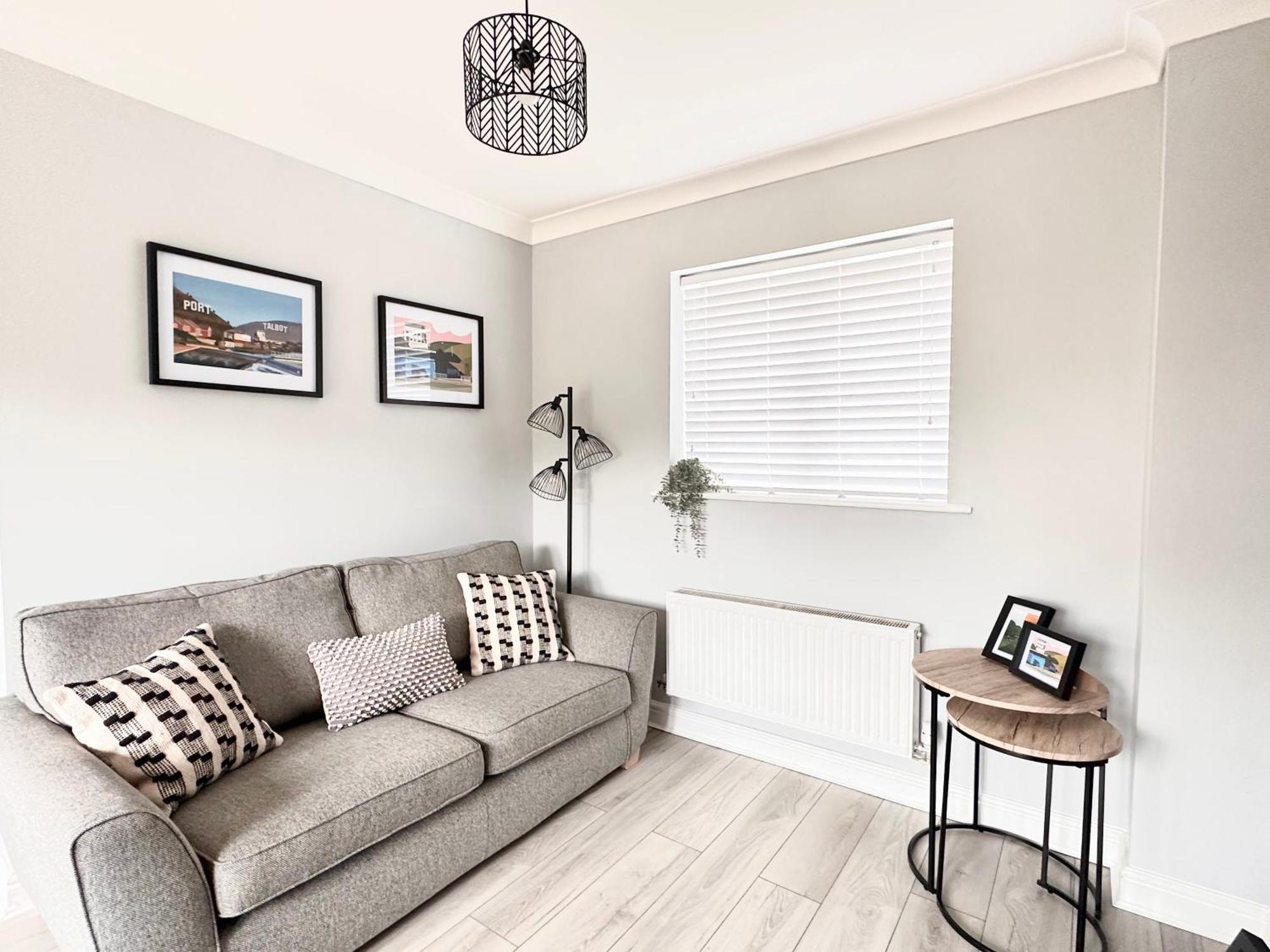 Comfy 2 Bed - - 10 Min Walk From * Port Talbot