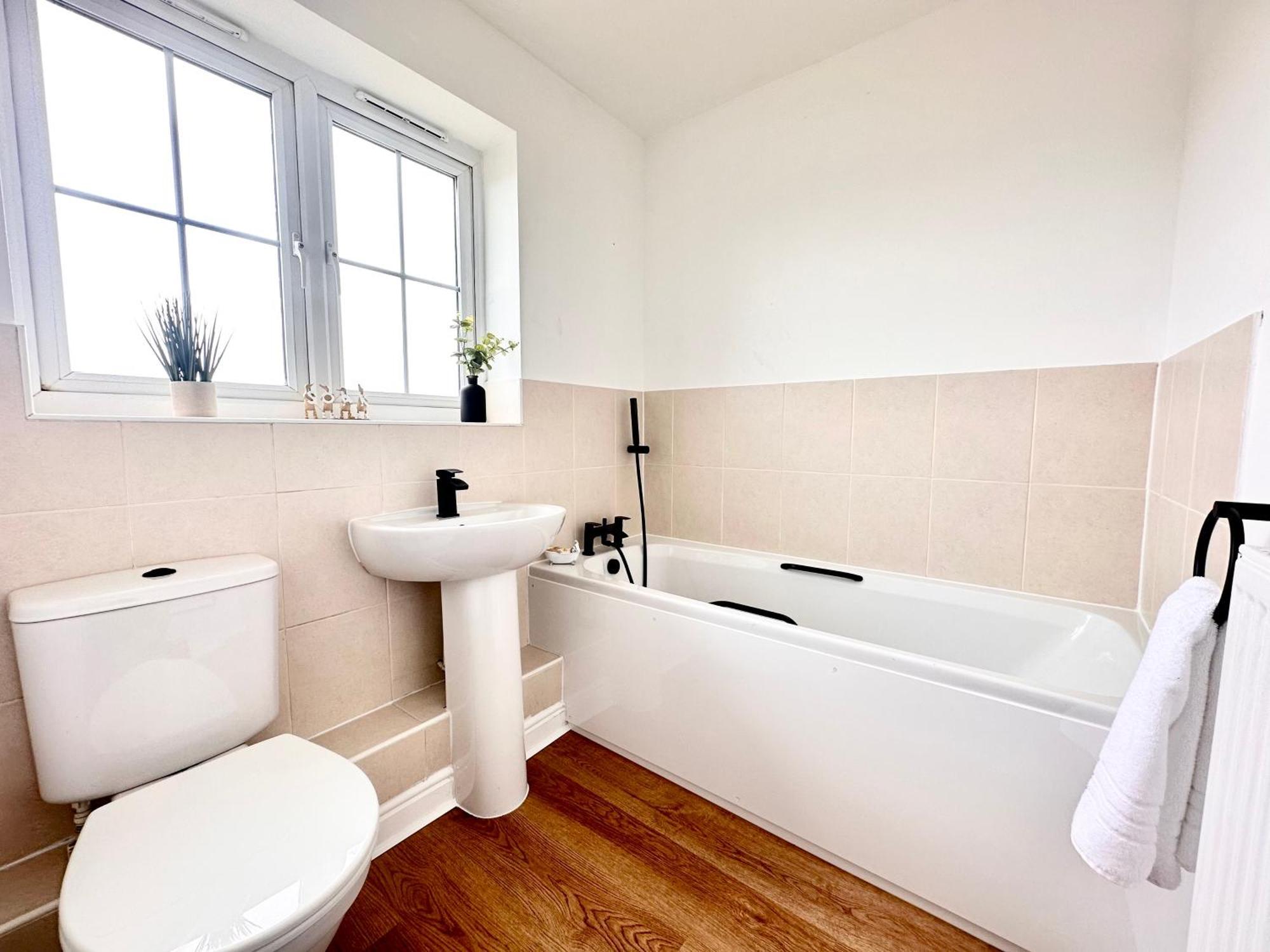 Comfy 2 Bed - - 10 Min Walk From