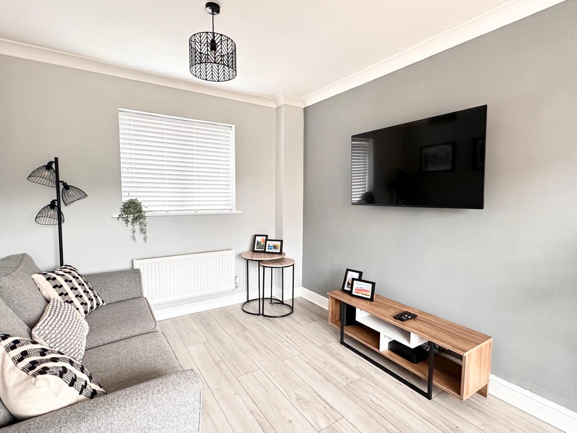 Comfy 2 Bed - - 10 Min Walk From Holiday home